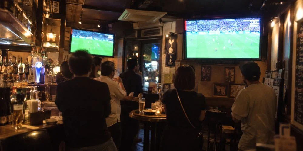 スポーツ中継を流しているパブの店内