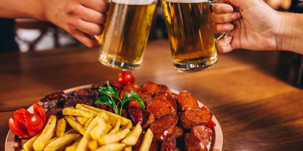 観戦しながらビールで乾杯するお客さんとフードプレート