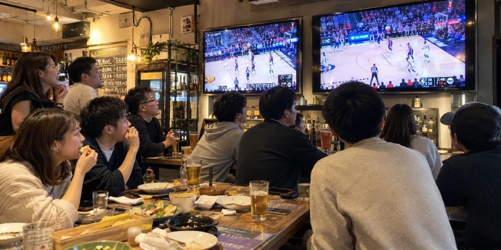 店内のテレビでバスケットボールの試合を観戦するお客さん