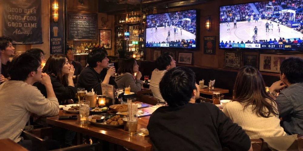 店内のテレビでバスケットボールの試合を観戦するお客さん